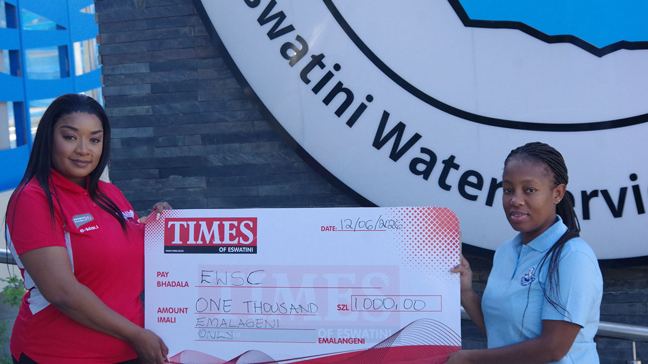 Times of Eswatini Managing Editor Thobeka Manyathela presents a replica cheque to EWSC representative Ayanda Ntuli, honouring the corporation as the largest participating group at the inaugural Times Half Marathon. (Pic: Sanele Jele)